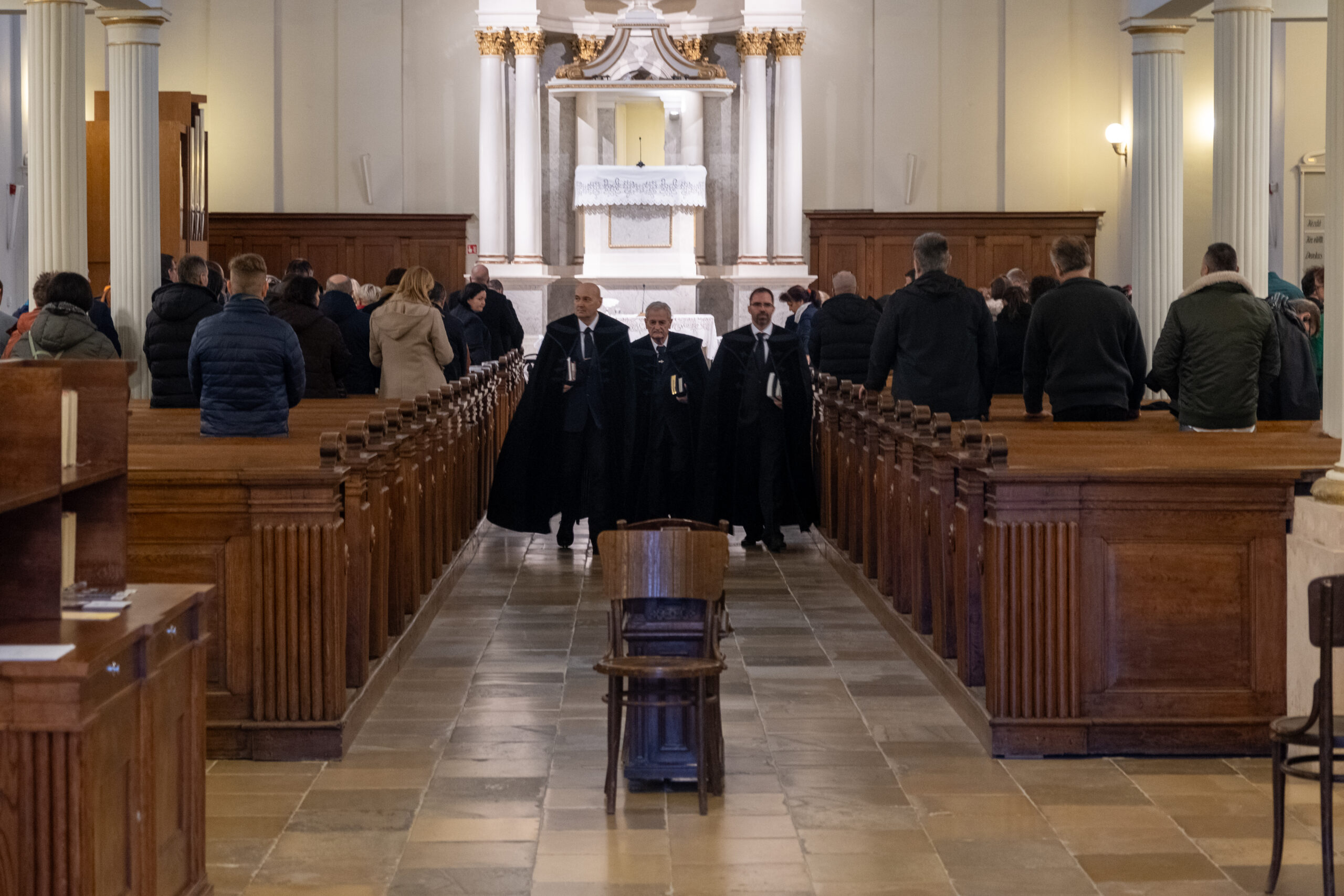 ÖRVENDEZZETEK AZ ERŐS ISTENNEK